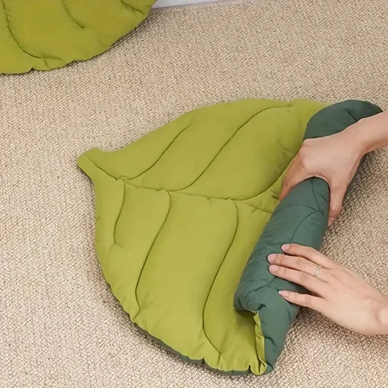Leaf -shaped Blanket - FurryFinds